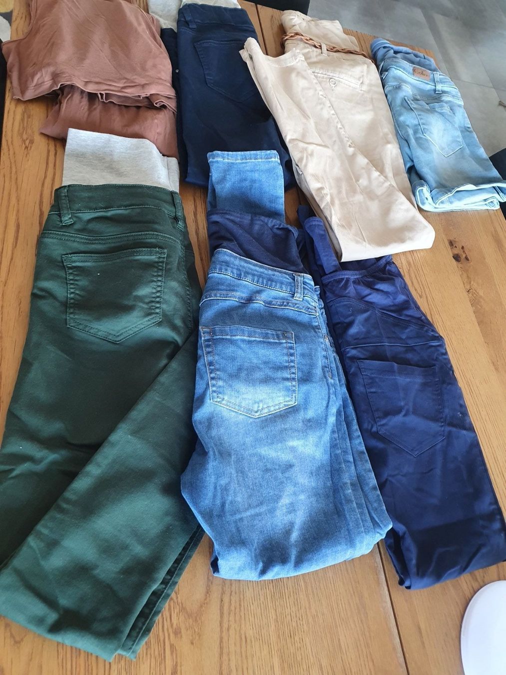 Lotti di vestiti: lots de pantalon de grossesse – Usato da Cheseaux sur Lausanne venduto da pan_skd5 1