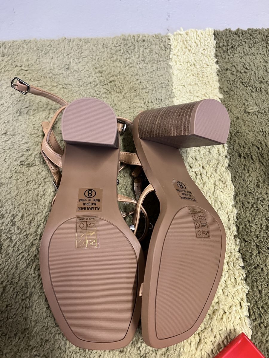 Damenschuhe: Sandale mit Nieten Beige Damengrösse 39 – Gebraucht aus Diegten von kip_wg9z 2