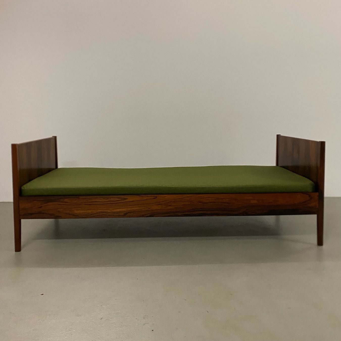 Divani: Danish Palisander Daybed Bett 1960s restauriert – Usato da Basel venduto da MidMod20C 5