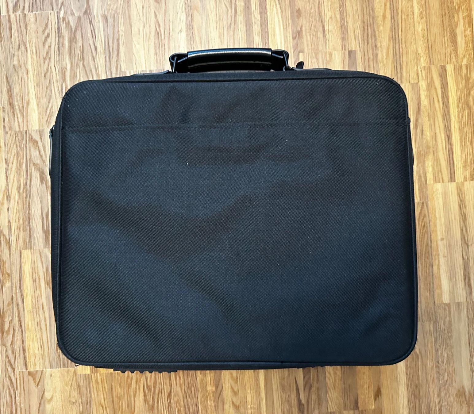Targus Taschen: schwarze Laptoptasche Marke Targus – Neu (gemäss Beschreibung) aus Arth von Lohmatt65 1