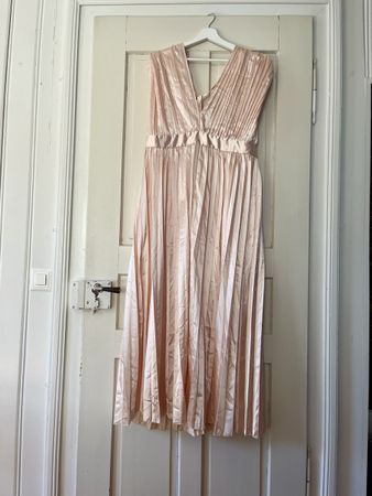 Elegantes, plissiertes Kleid in Rosé, Grösse 42