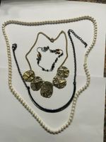 Jewelry set: 2 necklaces, 1 bracelet, pearl look
