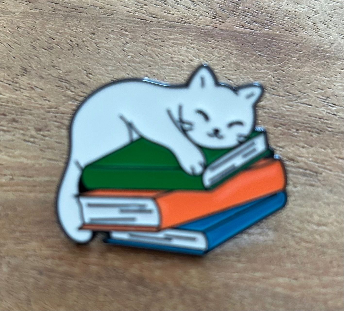 Plaquettes & Badges: Pin Katze Bücher – Neuf avec emballage d'origine à Geneve par vane267