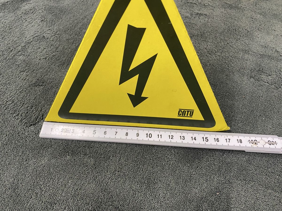 Insegne: Warnpyramiden für Hochspannung magnetisch – Usato da Hägglingen venduto da Karin0802 5