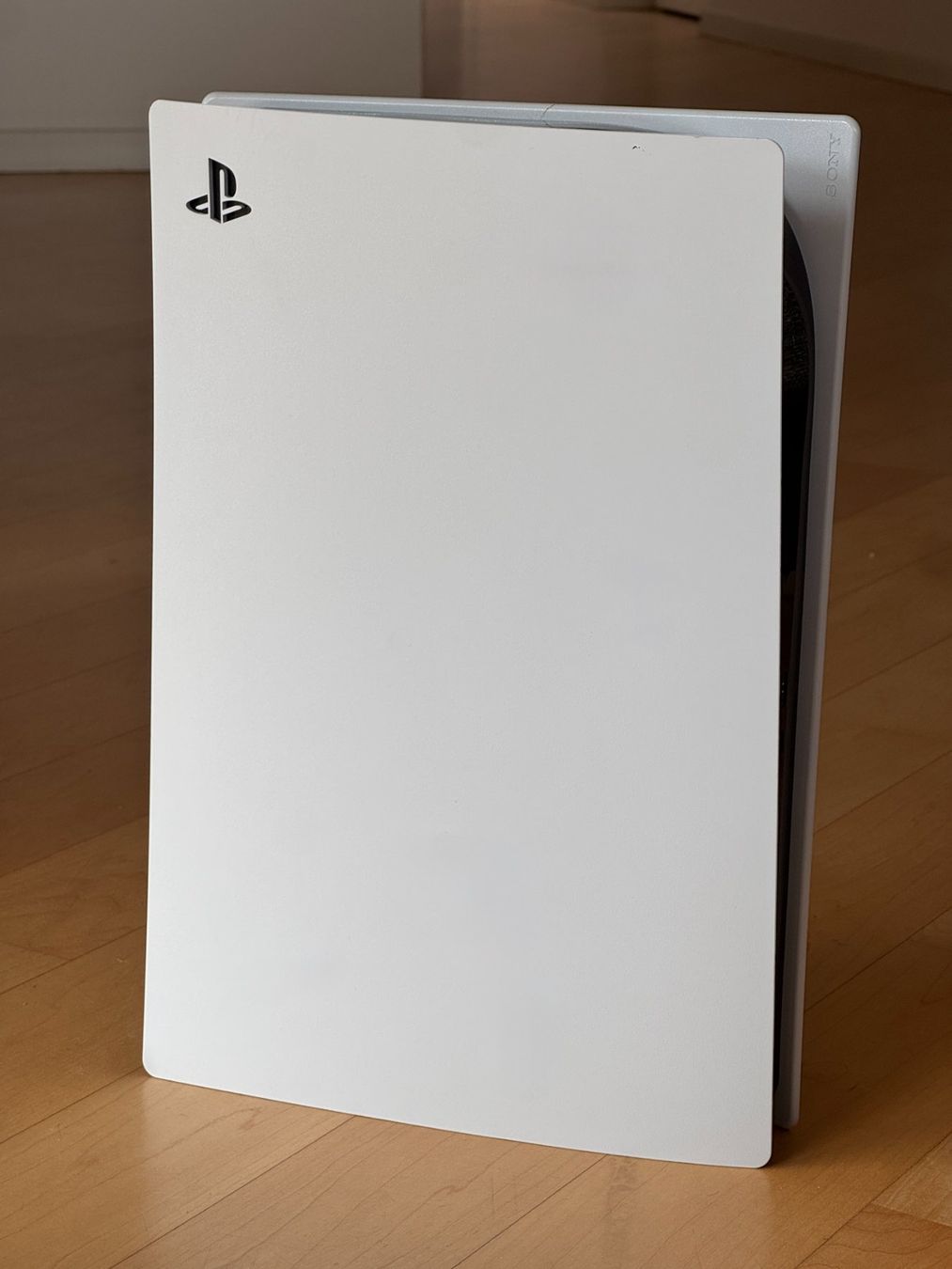Sony Konsolen: Sony PlayStation 5 Disc Edition + 2 Controller + Ladestation – Gebraucht aus Rüschlikon von Mercatus_89 4