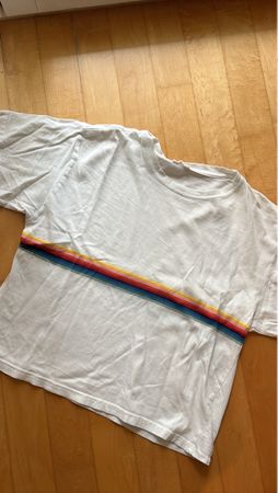 Weisses T-Shirt mit Regenbogenstreifen