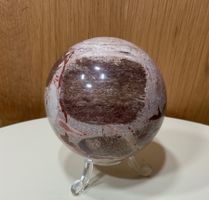 Sehr schöne Jaspis Kirsche Kugel mit Ständer aus Madagaskar