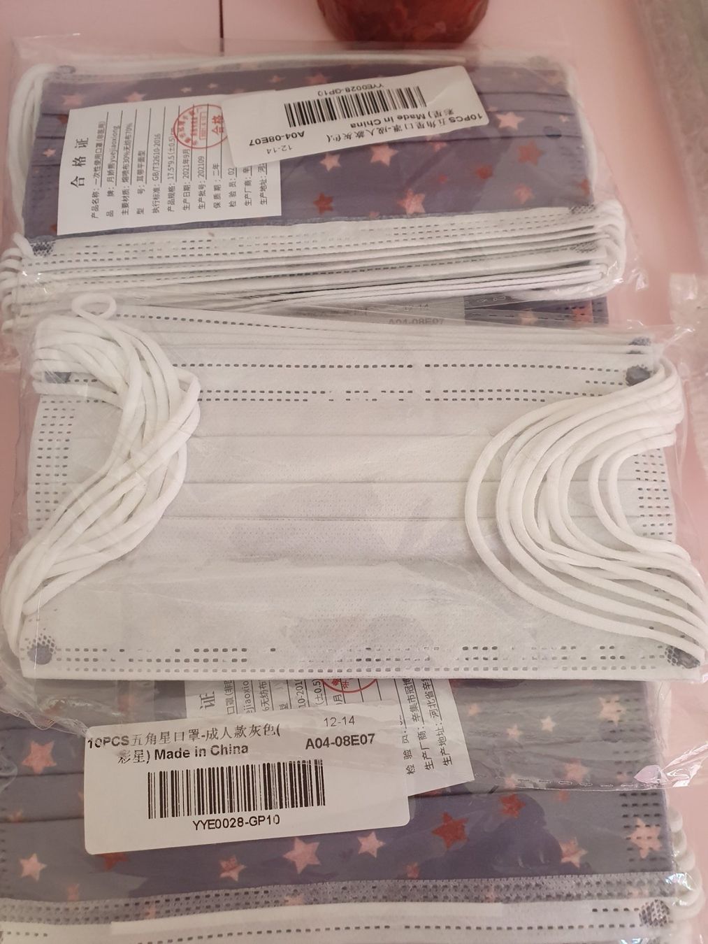 Prodotti per la cura medica: 50 Stk. Masken Grau mit diversen Sternen – Nuovo e nell'imballaggio originale da Zweidlen venduto da Shubli 2