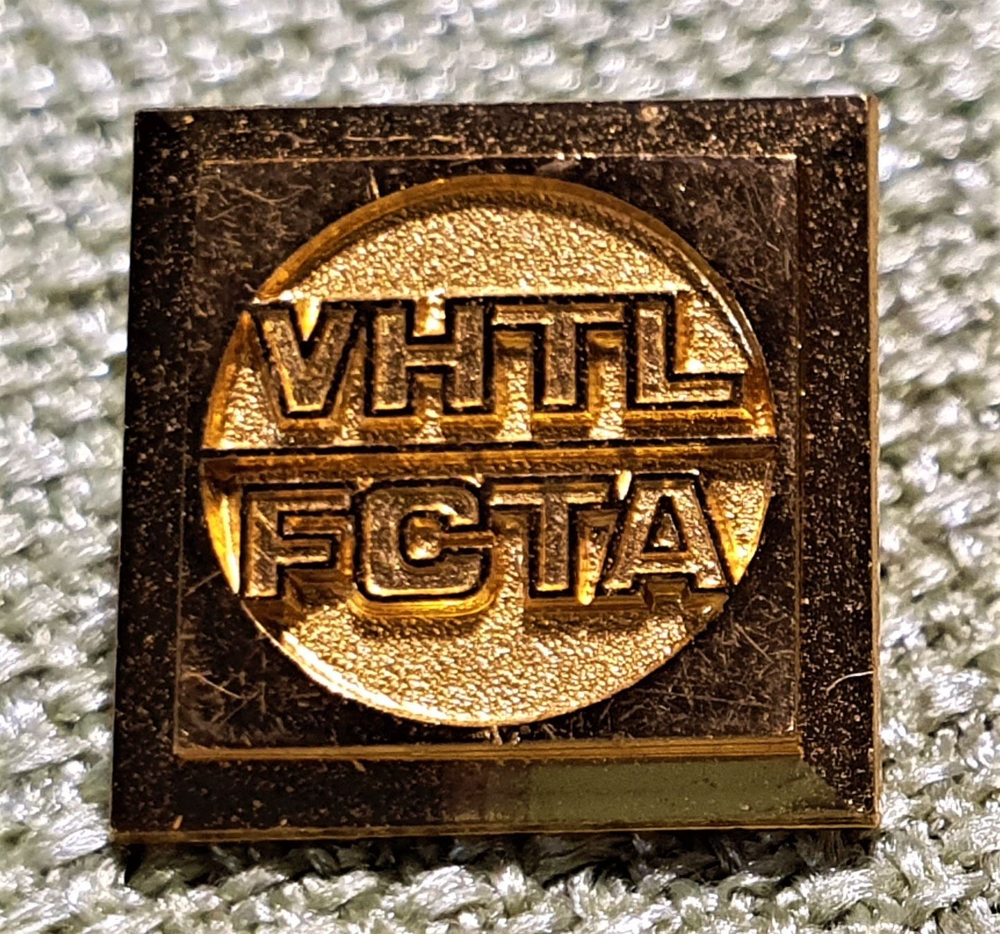 Placchette & Badge: N298 - Goldiger Pin  VHTL  /  FCTA – Usato da Reinach BL venduto da Boston-Verkauf