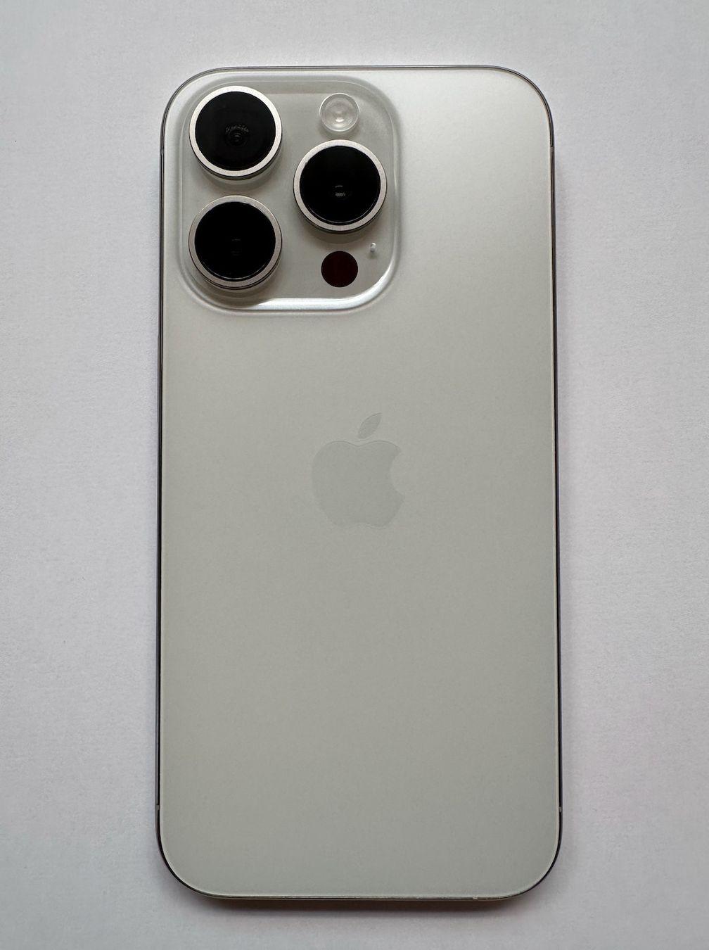 Apple Telefoni cellulari / Smartphones: iPhone 15 Pro 128 Go Blanc Titane - Excellent état – Usato da Trélex venduto da edpeek
