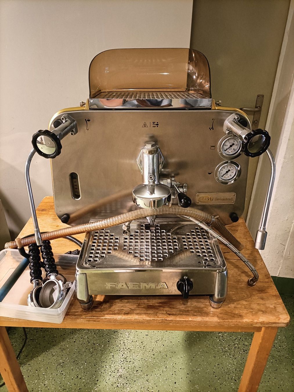 Faema Macchine per caffè & Macchine per espresso: Espresso Kaffeemaschine FAEMA 61 Gebraucht – Usato da Rotkreuz venduto da Dima8 2