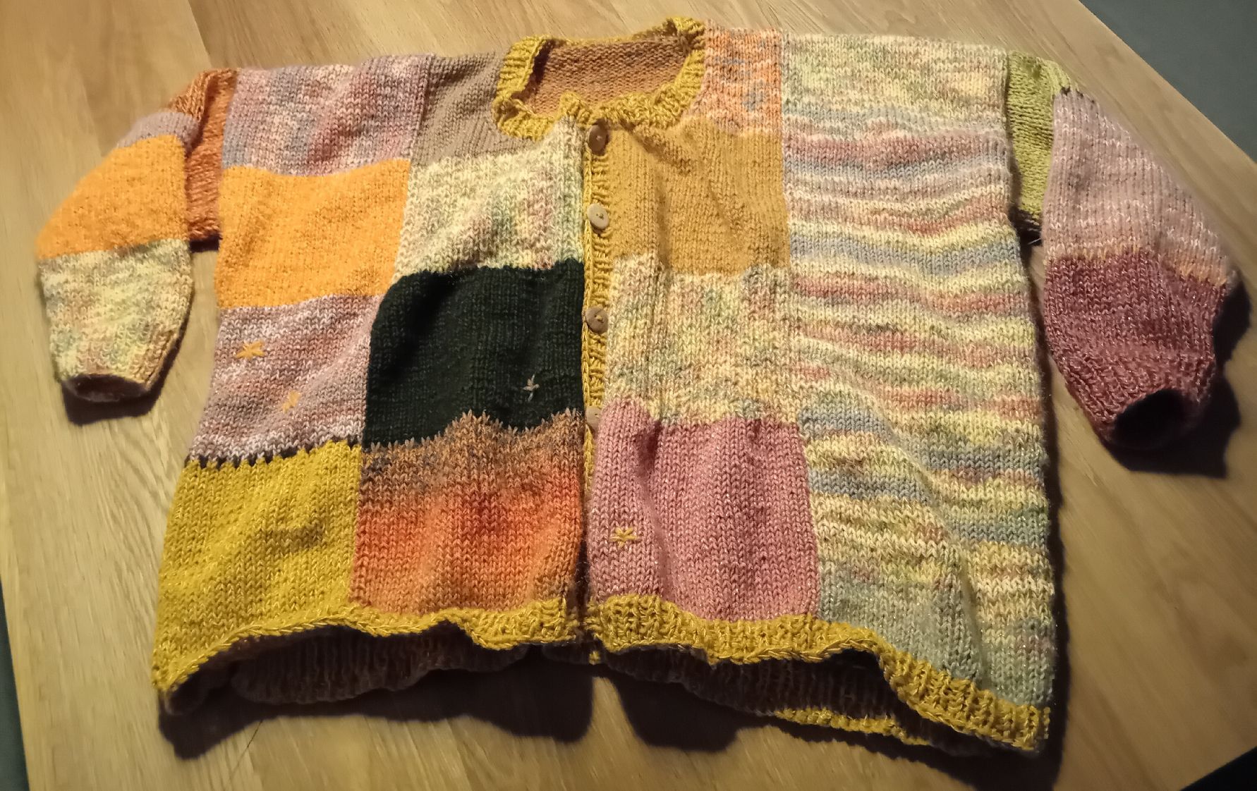 Giacche: Warme, handgestrickte Patchwork-Jacke,gr.44 – Nuovo (secondo la descrizione) da Burgdorf venduto da carodesign1