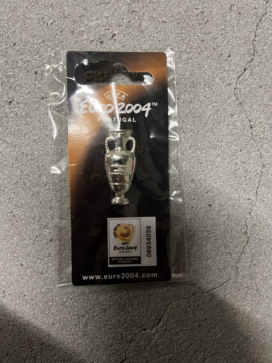 Plaketten & Abzeichen: Anstecker Trophäe Euro 2004 Portugal neu – Neu (gemäss Beschreibung) aus Schötz von RcK1994 2