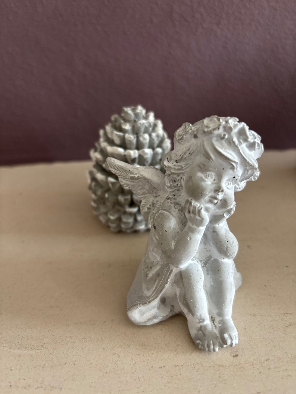 Statuette: Kleines sitzendes Engeli Gips oder Beton 8x6 cm – Nuovo (secondo la descrizione) da Balsthal venduto da Uroby