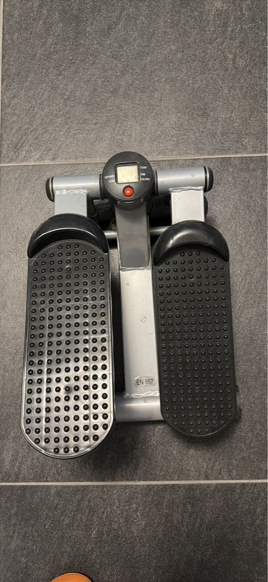 Vélos d'appartement: Stepper mit Display gebraucht guter Zustand – D'occasion à Biel-Benken BL par cor_rmw7