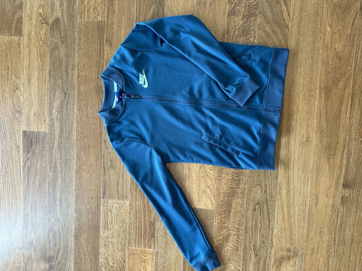 Nike Lotti & Set di vestiti: NIKE Trainerjacke und ein Tshirt – Usato da Heitenried venduto da Tannenbaum25 5