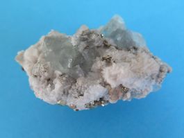 Fluorit mit Pyriten, Calcit und Dolomit