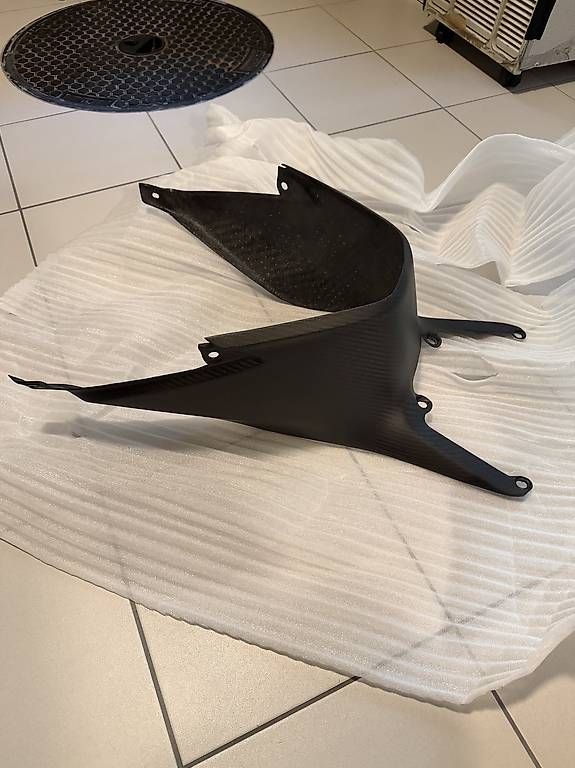 Tutti i ricambio per moto: À vendre carénage réservoir carbone  – Usato da Porsel venduto da kevin68 3