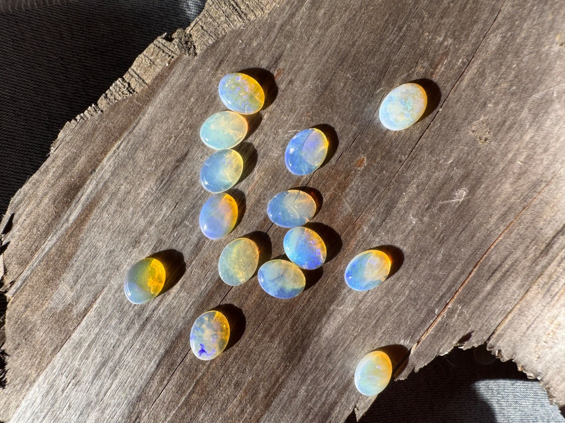 Fossili: 20 Stk  Cabochons Opal echt winzig neu   oval 7x9mm  solid – Nuovo e nell'imballaggio originale da Leuggern venduto da gemshow 4