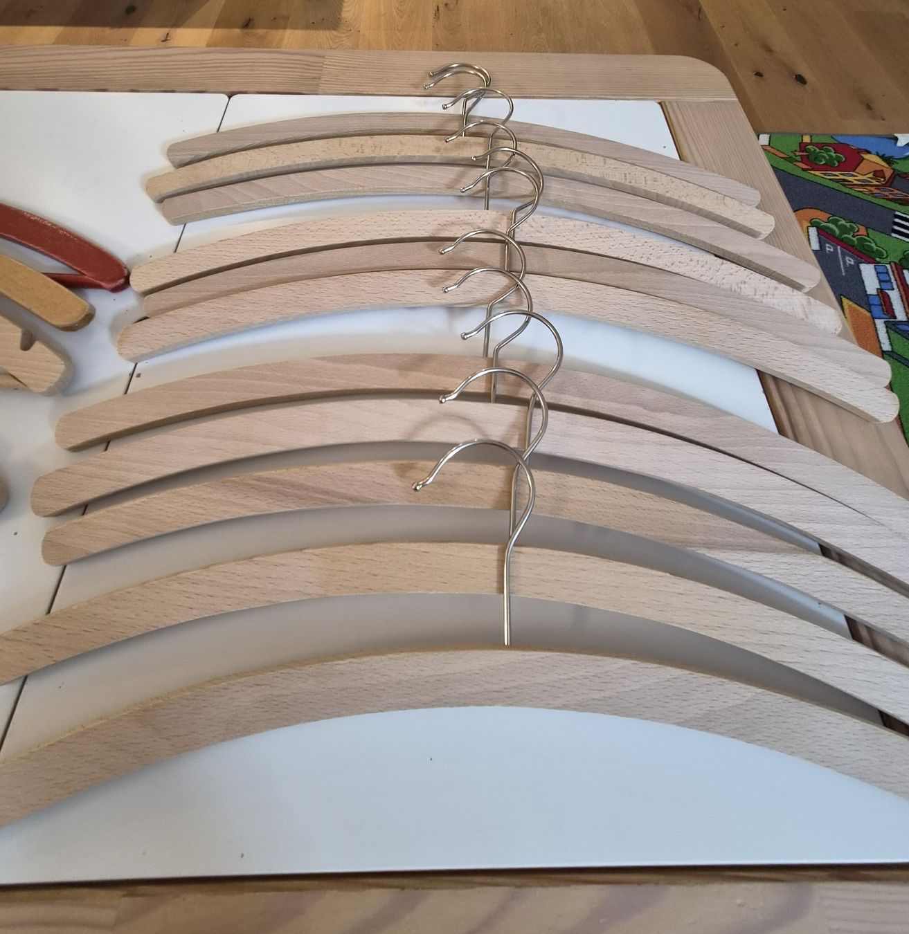 Appendiabiti: 16 Holz Kleiderbügel – Usato da Uetikon am See venduto da sahra777 1