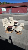 2 fauteuils Stressless Reno cuir crème + ottoman + tablette