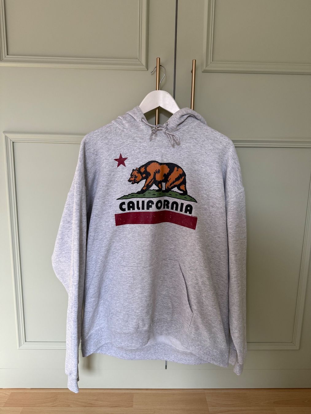 Maglioni & Felpe: Hoodie California grau mit print – Usato da Uettligen venduto da Leoniexx