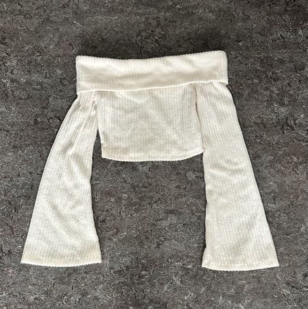 Off-Shoulder Sweater/Shirt