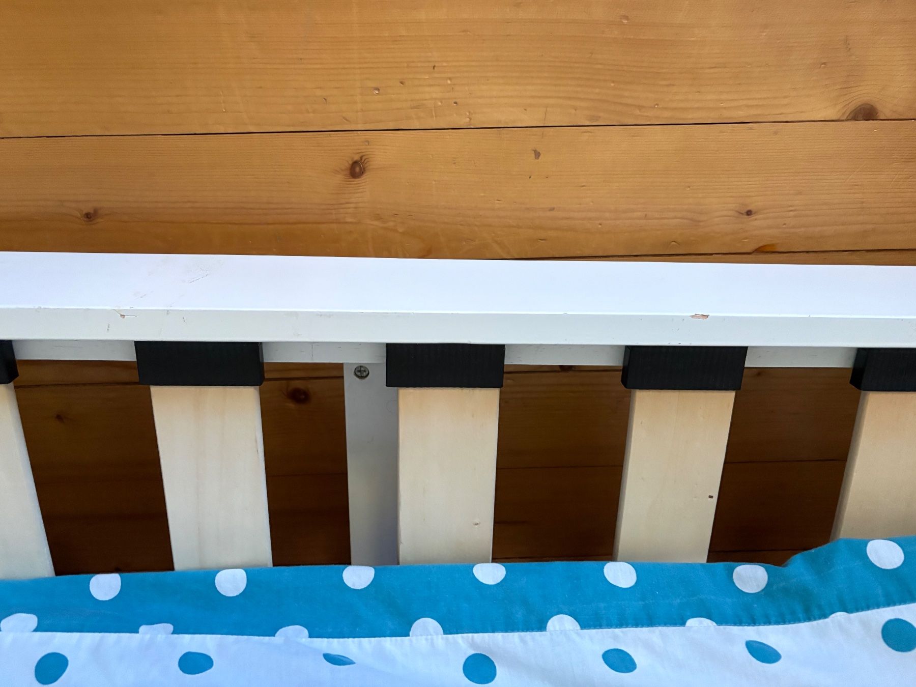 Letti: White Wooden Guest Bed with Pull-Out Frame, used – Usato da Basel venduto da sop_8my6 8