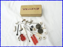 alte Blechdose "HELVETIA" mit viel Nähmaschinenzubehör