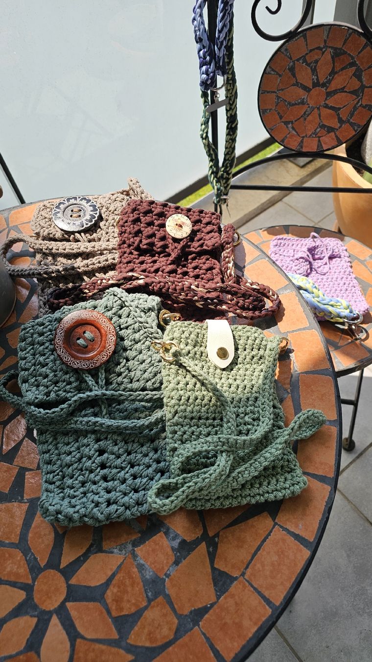 Borse: Handytasche mit grossem Knopf, robust und handgefertigt – Nuovo e nell'imballaggio originale da Fehraltorf venduto da lisam16 5