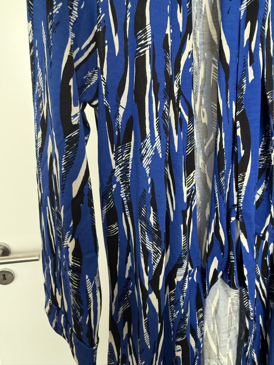 Diane von Furstenberg Kleider: Kleid DVF Seide Grösse 4 / S / 36 blau gemustert  – Gebraucht aus Zug von 5anna 6