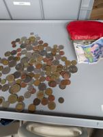 Alter Geldbeutel mit Münzen und Note
