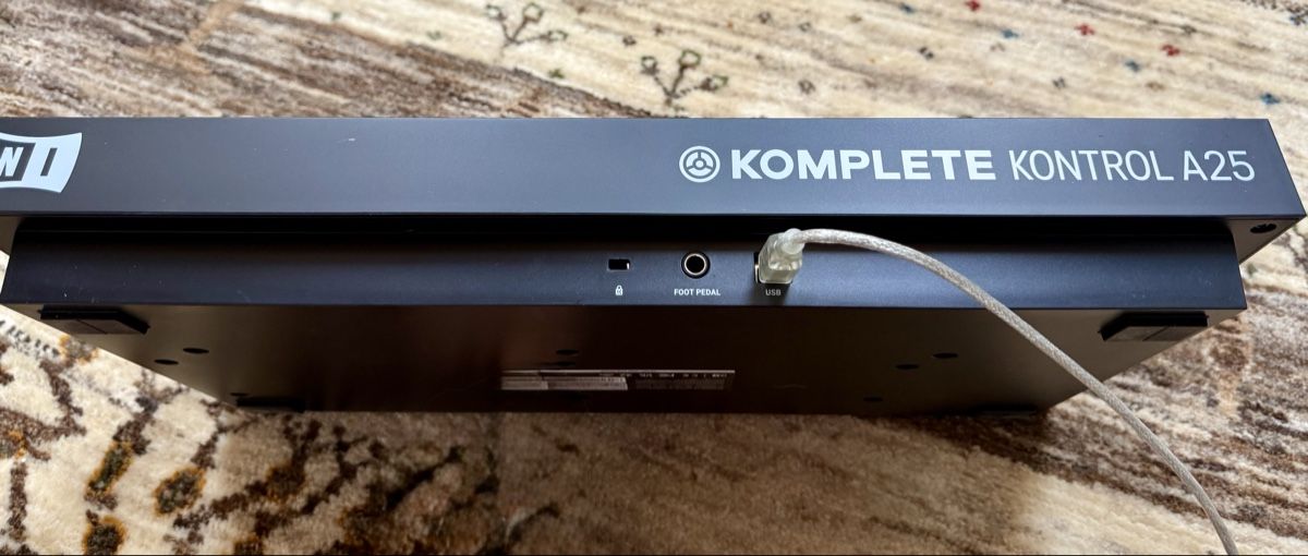 Native Instruments Strumenti musicali: Native Instruments Keyboard Controller Komplete Kontrol A25 – Nuovo (secondo la descrizione) da Rapperswil SG venduto da Thunderthumb 1