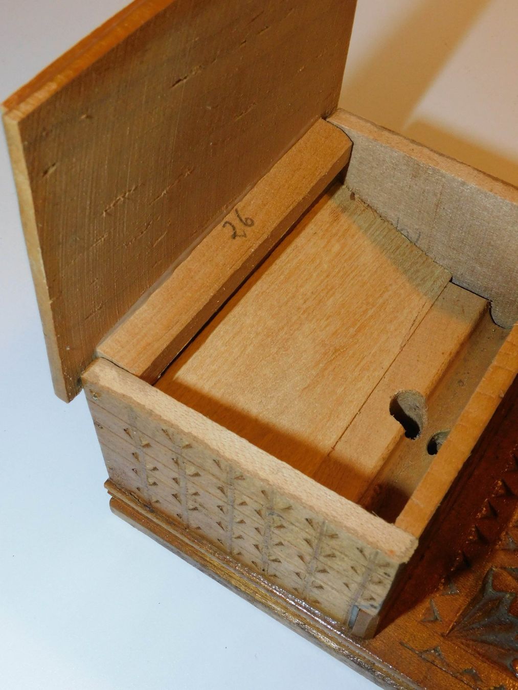 Articoli in legno: Zigarettenspender handgeschnitzt   Design – Usato da Sursee venduto da 76 2