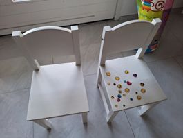 IKEA SUNDVIK Kindertisch mit 2 Stühlen & buntem Spielteppich