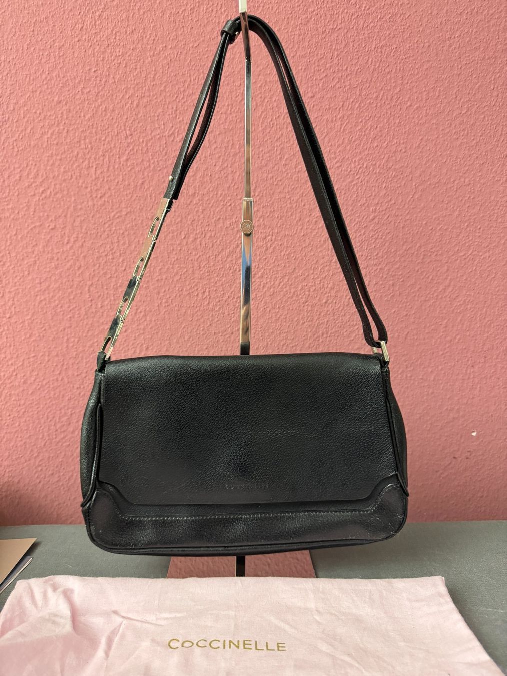 Coccinelle Borse da donna: Coccinelle Schultertasche schwarz-silber – Usato da Muttenz venduto da einfach-schoen