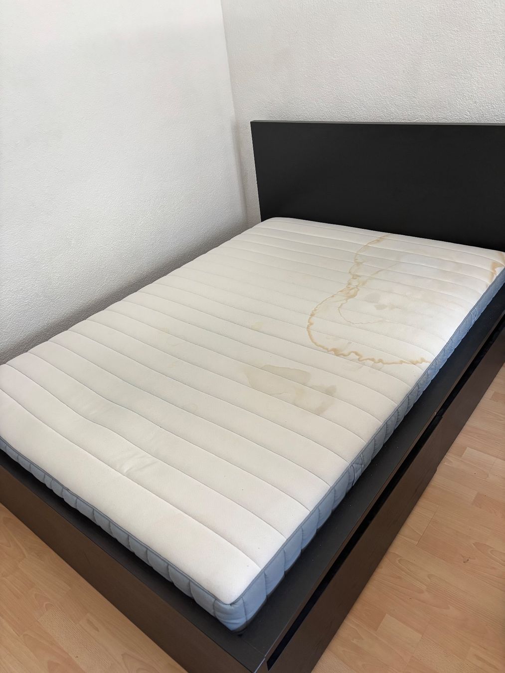 Letti: IKEA Malm Bett 140x200cm schwarz – Usato da Zürich venduto da ant_f6bh 1