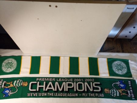 2xCeltic Schals, Premier League Champions (5)