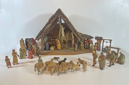Weihnachtskrippe mit vielen Figuren von Huggler, Brienz