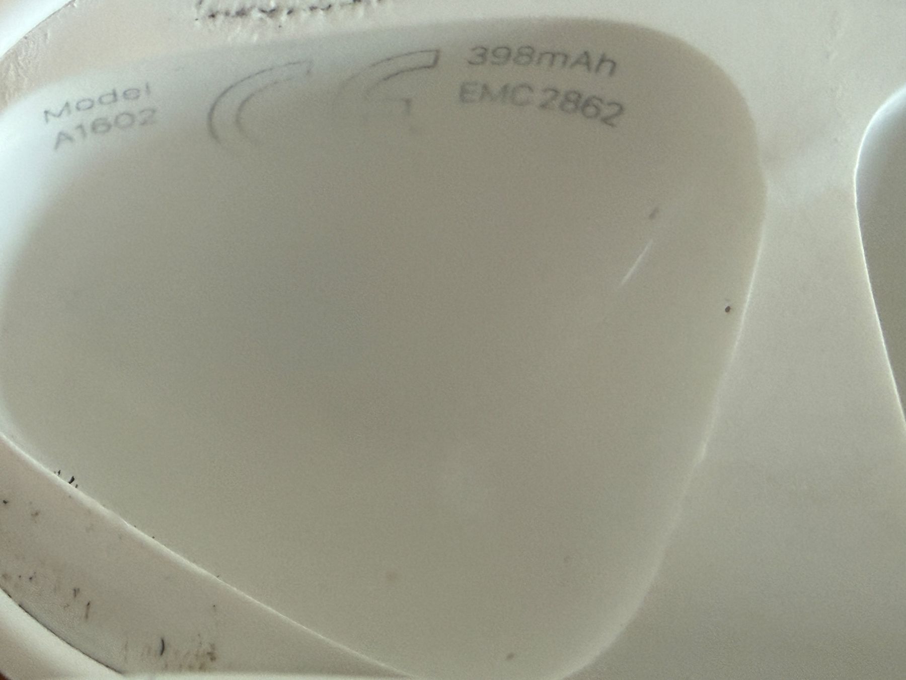 Apple Cuffie: APPLE AirPods 2 Charging Case – Usato da Lausanne venduto da Nine1982 2