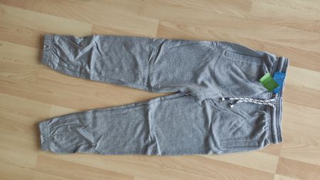 neue, graue Trainerhose von kids Gr 140