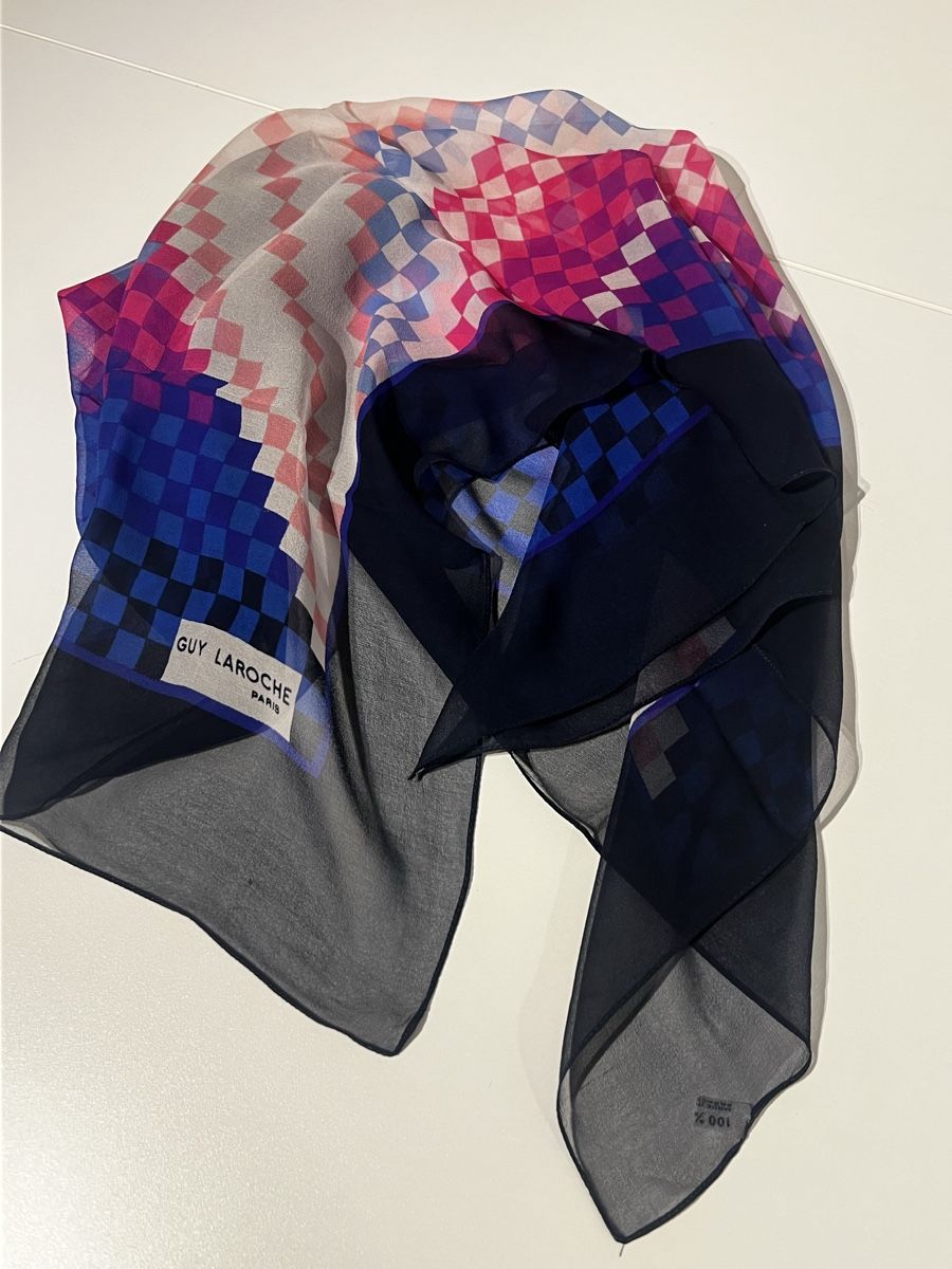 Foulards & écharpes: Foulard Guy Laroche – D'occasion à St-Pierre-Clages par ste_xk6p 2