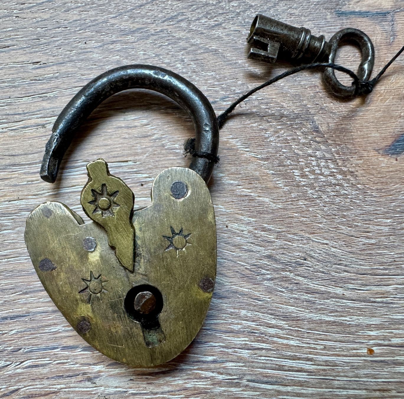 Cadenas: Antikes kleines Vorhängeschloss m.Schlüssel Messing antik – D'occasion à Rothrist par Luckywinner 4