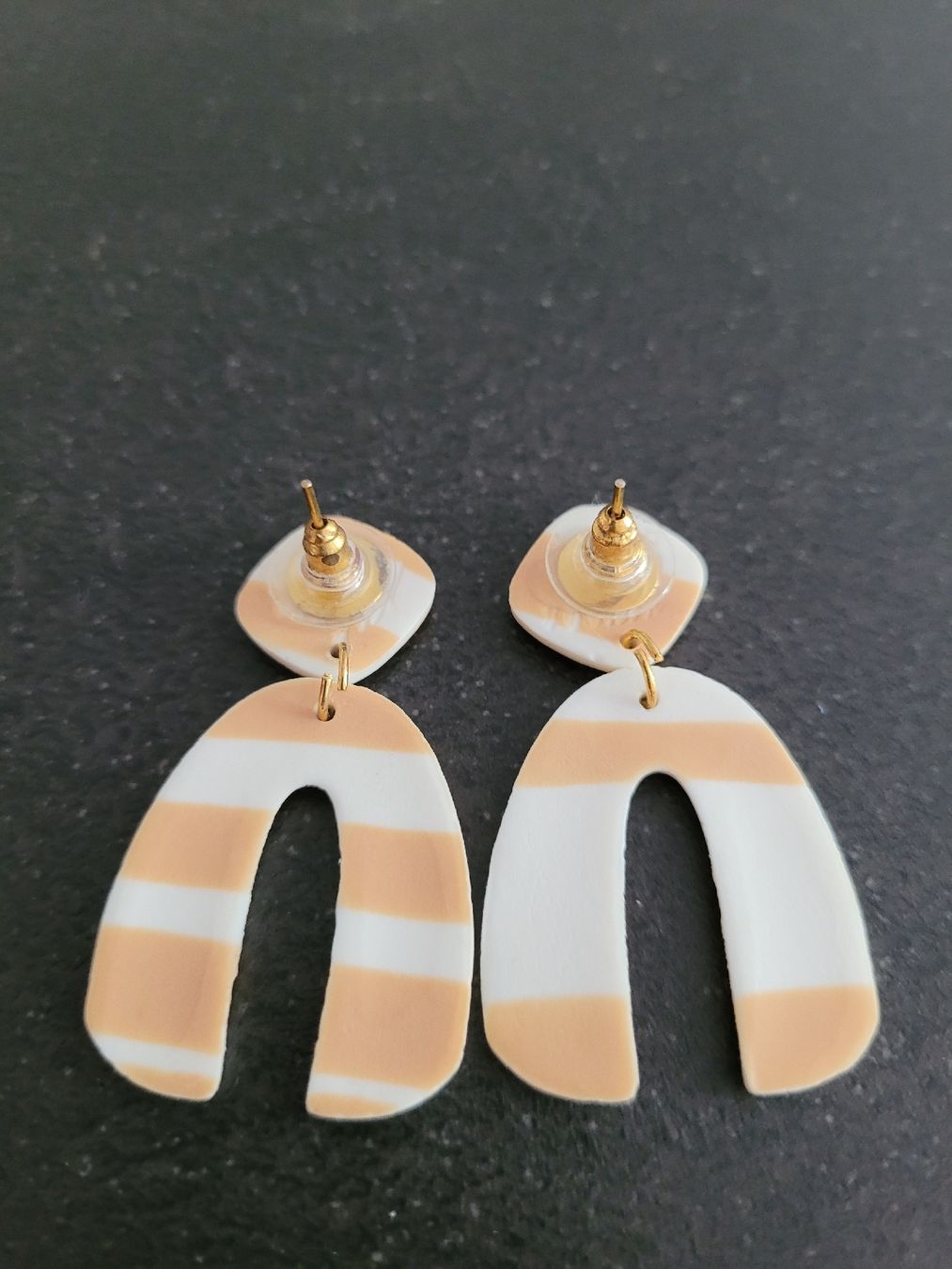 Ohrringe & -stecker: Ohrringe Bogenform gestreift weiss/beige – Gebraucht aus Büren NW von nie_k6382 1