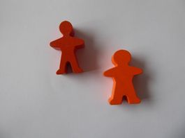 2 Holz Figuren, orange, je ca. 4,5cm hoch