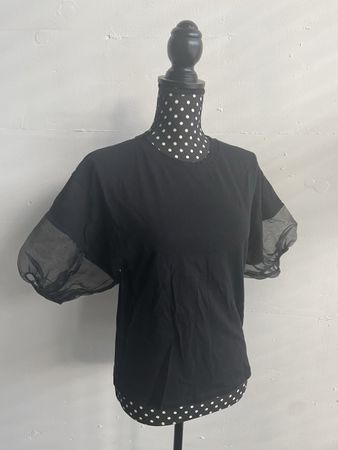 Schwarzes Shirt mit Organza-Ärmeln M (38/40), neuwertig
