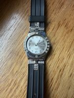 Swatch Irony femme – cadran argenté avec strass