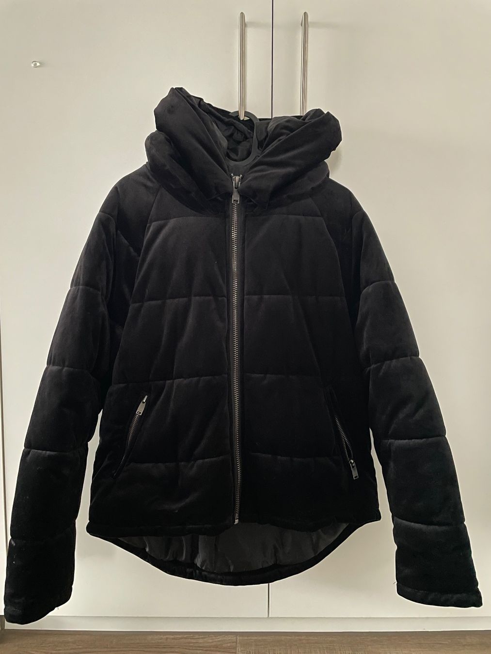 Only Giacche: ONLY Samt Steppjacke Gr. XS schwarz – Usato da Thundorf venduto da paglialongamaria 3