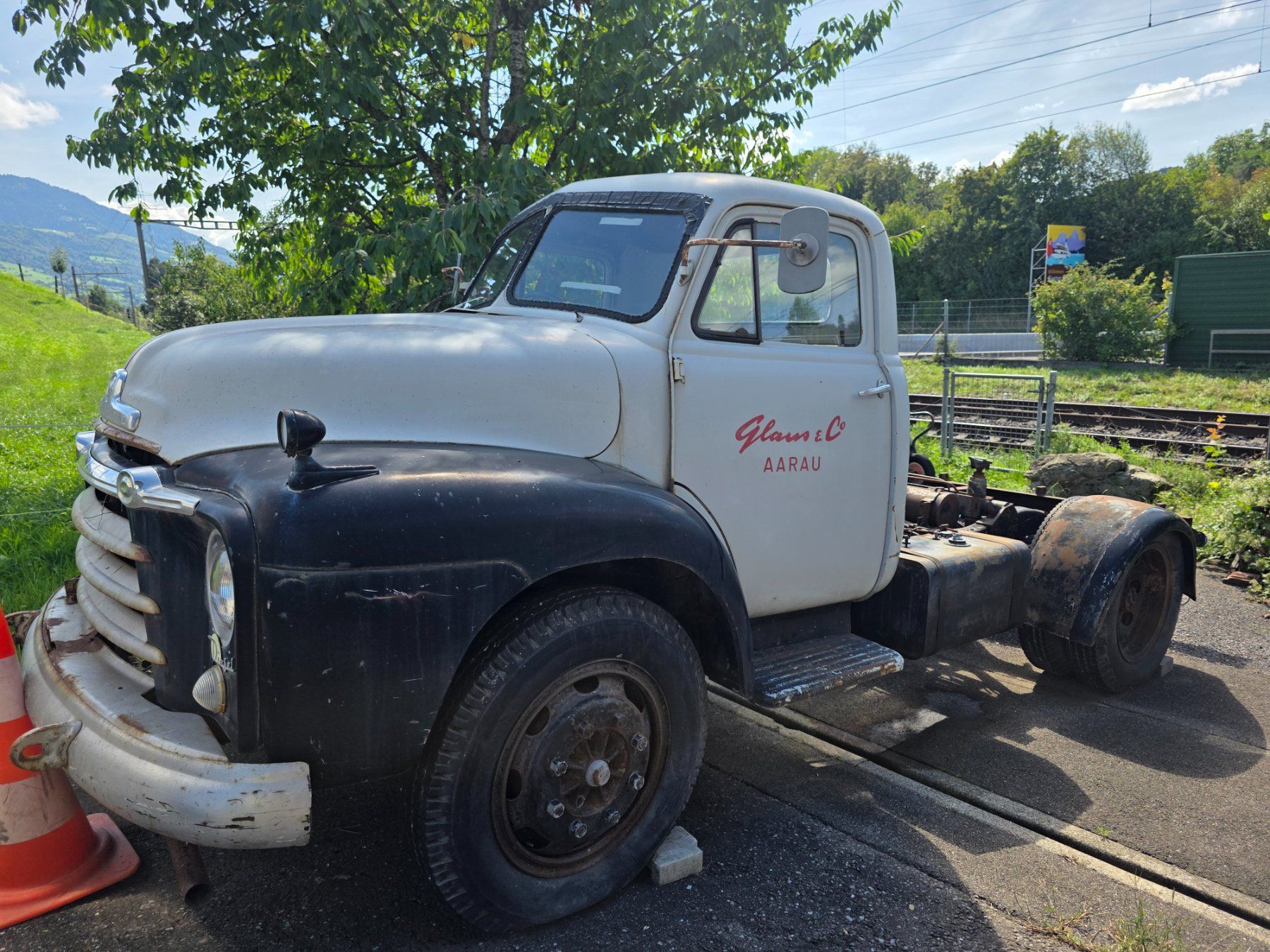 Ford Autos: Bedford ca. 1957  Lastwagen Oldtimer unrestauriert – Défectueux à Risch par Schnellerblitz 1