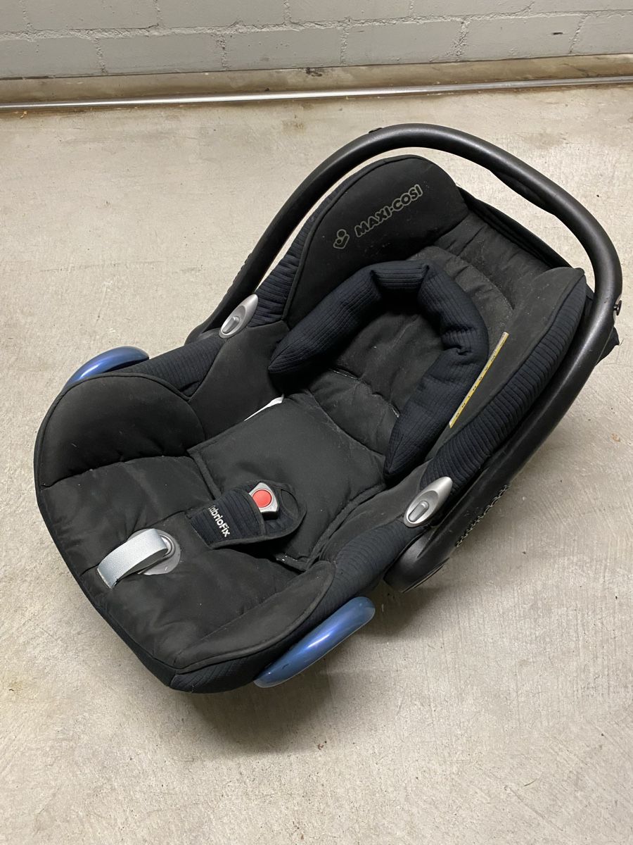 Maxi-Cosi Seggiolini per auto: Maxi-Cosi Babysitz Cabrio Fix, gepflegter Zustand – Usato da Rapperswil SG venduto da Mtron